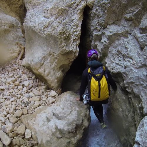 Simone gaat de grot in